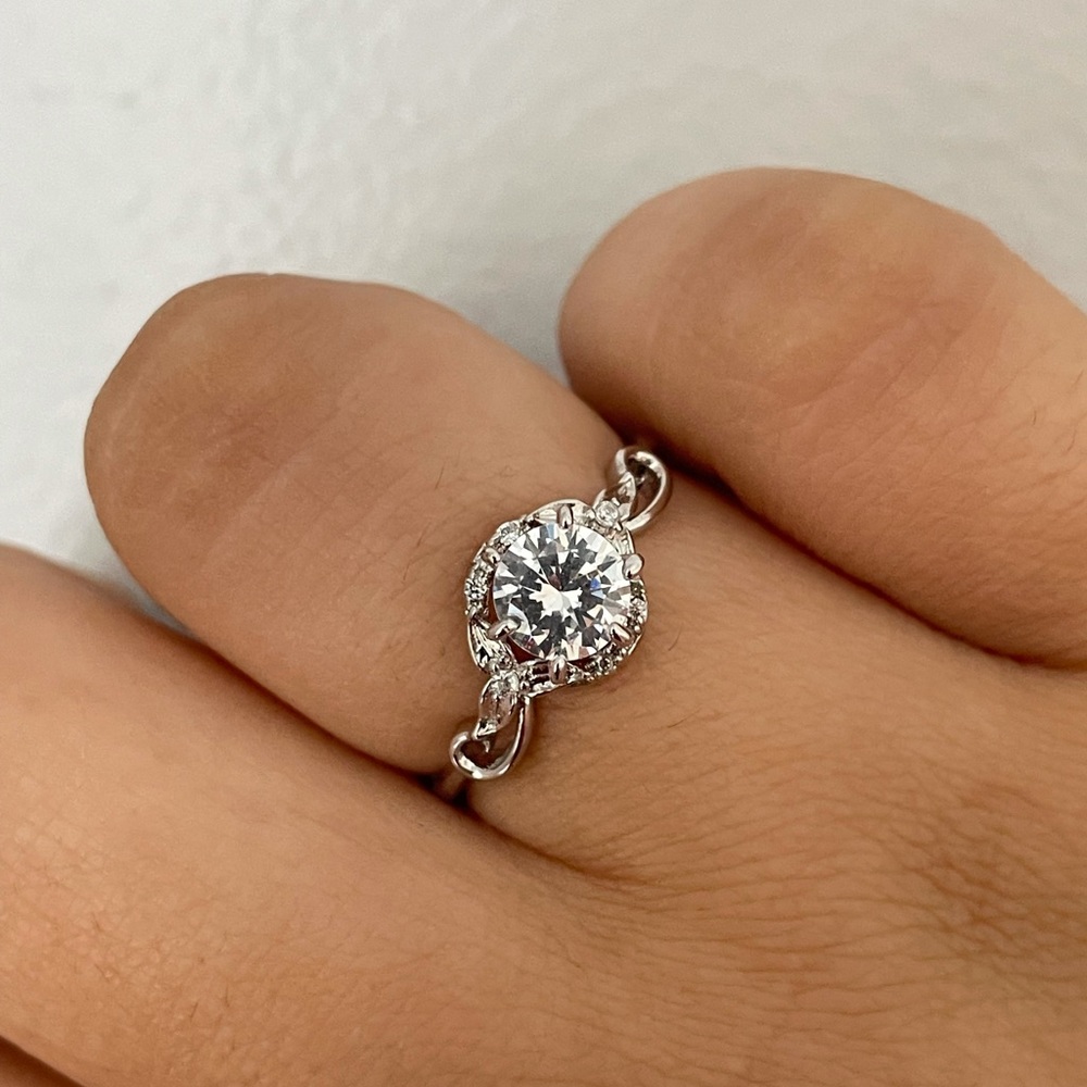 🛍️ 2/$20 Charmed Aroma ring, size 8